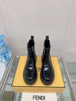 秋冬新款fend* Force厚底切尔西松紧短靴 Force切尔西靴 圆鞋头，侧面有松紧衬垫。Ff图案橡胶凸凹鞋底。 鞋面：小牛皮 开边珠牛皮 内里：羊皮内里