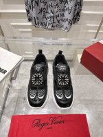 出 Rv2025新款钻扣运动鞋 代购版本独家最新扣件整双鞋子采购Zp开发打造，全部定制材料，独家开模大底，细节全部对版出货，连包装也做到跟正品一样。 材质:原版