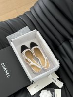 Chanel 经典Slingback后空凉鞋 前几年一直在做这个款 今年我们还是重新购版，再次精细Copy。 发现新版面的鞋面线条和形体舒适度都做了微调！ 这个