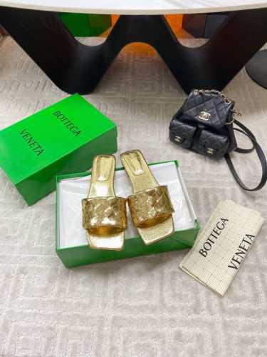 出厂 Bv parco 女士穆勒拖鞋 系列 15 毫米级 编织单鞋 真皮手工编织 简约一块皮15毫米抽条 手工编织而成 高档舒适 面料选用优质小牛皮 垫脚羊皮内