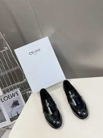 CELINE思琳乐福鞋凯撒门扣系列休闲小皮鞋、超级超级无敌火爆的一个款这款我们家每个版面的五金扣都要开模1:1定制！大小质感与原版完全一致鞋面材质采用进口开边珠 - 点击图像关闭