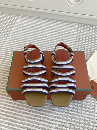 批 代购级 Loro Piana Lp Sprightly Charms系列凉拖鞋 罗马凉鞋 Sprightly Charms 凉鞋 以方形鞋头和鞋跟展现全新创 - 点击图像关闭