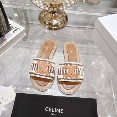 出厂 Celine 赛琳2025春夏新款懒人拖鞋 这一季的沙滩鞋出新款了这款新布面刺绣更精细一些 更显得小巧 优其脚感真舒服 颜色也都很好看 一次超级爆火 近期