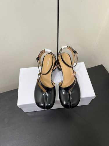 P400Maisonmargiela｜Mm6马吉拉Tabi分趾后空脚环扣带凉鞋 刻着“时髦”两字的猪蹄分趾鞋 这次在原来的基础上又做了升级 分趾开衩位置真的是考