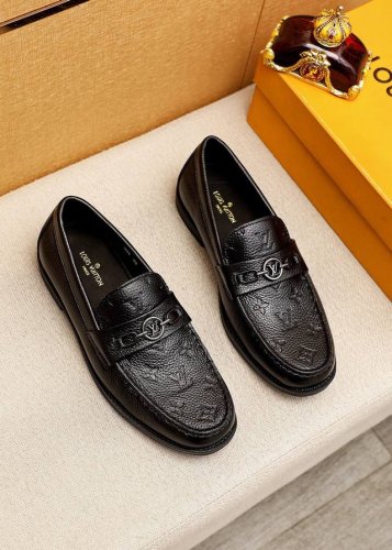 商品商标：Louis Vuitton 路易威登 休闲皮鞋 正码码数: 38-44 45.46订制 商品材料：精选 进口荔枝纹牛皮压花鞋面+原版五金扣，进口头层牛