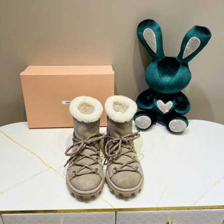 ，miumiu缪缪毛拖鞋2024秋冬新款棉鞋毛毛靴来自Miu Miu系列的细节特写 新季的潮流要素 与此刻挚爱的概念，多元对撞，传达现代风格~ 怎么穿都好看今 - 点击图像关闭