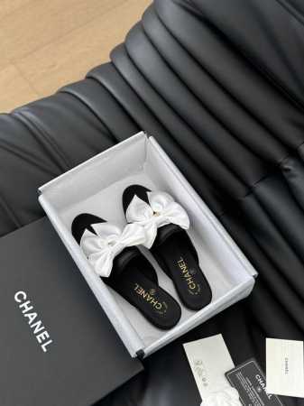 Chanel 新款蝴蝶结拖鞋！ 这一季的蜜儿拖上脚太好看了 上脚巨显细长 灰常滴高级！ 鞋面绸缎 内里羊皮 真皮大底 Size:35-39 其他码数定做 - 点击图像关闭