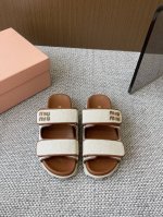 Miumiu 缪缪 25Ss早春新款 魔术贴凉拖 最新走秀款 经典升级 舒适度与时髦度并存 设计搭配不同风格需求 原版定制织布 原版开模防滑大底 码数: 35-