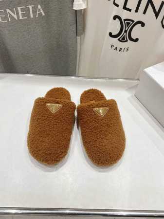 高版本出厂 Prada*普拉达2024ss秋冬新款毛里居家半包拖鞋乐福鞋闪亮登场 时尚大方的设计呈现经典轮廓。不管面对任何场所 主场只属于你！ 面料：进口羊卷毛 - 点击图像关闭