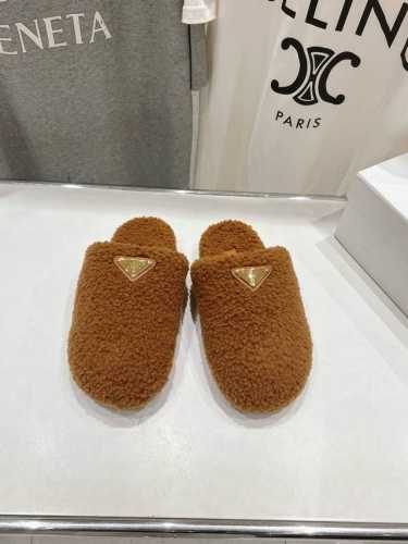 高版本出厂 Prada*普拉达2024ss秋冬新款毛里居家半包拖鞋乐福鞋闪亮登场 时尚大方的设计呈现经典轮廓。不管面对任何场所 主场只属于你！ 面料：进口羊卷毛