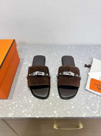 配飞机盒包装 Hermes 爱马仕 25Ss春夏新款 钮钉款 Kelly扣 拖鞋 毋庸置疑是奢侈品中的翘楚 每个单品出来都是非常深入人心 这款单鞋 在这个品牌经 - 点击图像关闭