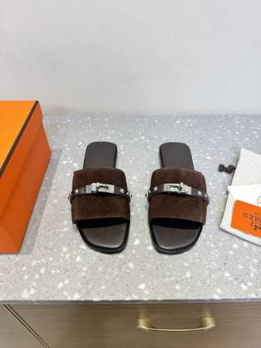 配飞机盒包装 Hermes 爱马仕 25Ss春夏新款 钮钉款 Kelly扣 拖鞋 毋庸置疑是奢侈品中的翘楚 每个单品出来都是非常深入人心 这款单鞋 在这个品牌经