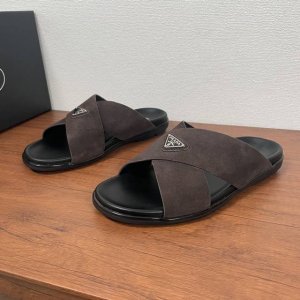 顶级版本Prada 普拉达 新款男士绒面皮革交叉拖鞋 这款交叉凉鞋以触感柔软精致的绒面磨砂皮革成就时尚设计，小牛皮内衬，交叉鞋面设计，正面饰以涂珐琅三角形徽标，