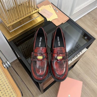 MiuMiu缪缪 2024 miu家2024春夏新品 专柜最新爆款金钱币乐福鞋系列 时尚 简约高级 随意搭配 上脚非常轻便舒适 今年主推款 时尚 简约高级 随意