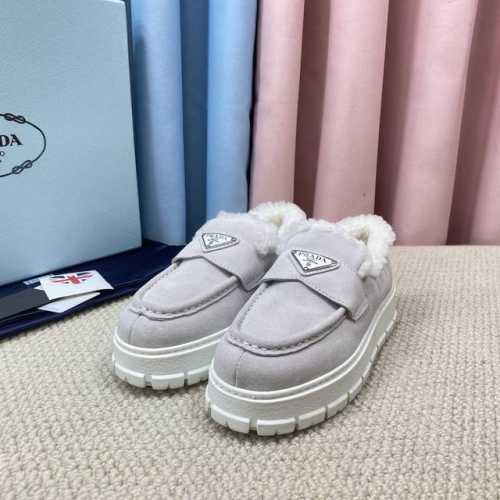 顶级版本 PRADA 普拉达秋冬新款厚底高帮雪地靴鞋这款牛筋底上脚非常舒适，今年非常爆，穿上 增高 休闲两不误，清爽的表现足以表达对鞋子的个个细节的把控， 面料