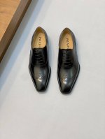 Prada 普拉达 男士手工精品商务正装皮鞋 独家渠道精品，现货秒发！ 采用意大利进口牛皮皮胚胎牛皮鞋面，皮质质感一览无余 ，经典布洛克雕花工艺，绅士又优雅。小