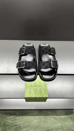 g家 新款 男码39～45， 46.订做 这款拖鞋采用 Gg 聚酯纤维制成，正面饰有 Gucci 标签，为款式增添了醒目的徽标感。 “Gucci Made In - 点击图像关闭