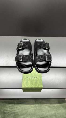 g家 新款 男码39～45， 46.订做 这款拖鞋采用 Gg 聚酯纤维制成，正面饰有 Gucci 标签，为款式增添了醒目的徽标感。 “Gucci Made In