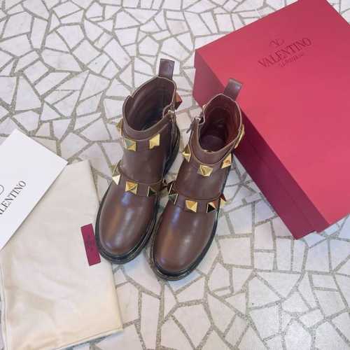 Valentino ONESTUD系统秋冬靴鞋也太好看了 特别有质感的五金衬托出满满的高级感 上脚后惊呆的美超级显脚瘦！简约气质款式！ 代购级别新一季不负期待！