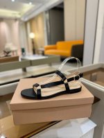 价格p： 吉安维托 罗西 Gianvito Rossi 吉安维托 罗西 Gianvito Rossi 秉承了其传统意大利工艺，专注精巧细节，打造优雅女人味，每一