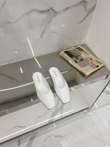 高版本 ‘’ Prad 2025 ss 包头穆勒半拖新款包头穆勒半拖、品质依旧、区别市面抢出版本、自购原版独立开发、鞋面采用订制牛皮开边珠、意大利混种小羊皮垫脚