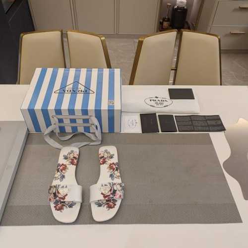 丝绸3D彩印花卉系列 顶级包装配套最高版本 PRADA 2024 新品推荐 阿希哥种草同款真丝 牡丹花彩印平底懒人凉鞋，平底拖系列。 顶级版本 金属Logo三角
