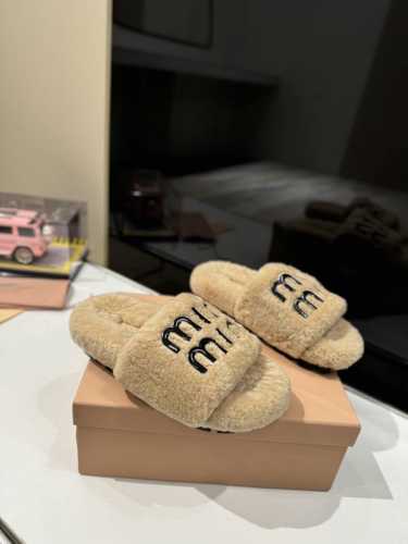 miumiu缪缪毛毛拖2024秋冬新款毛毛拖鞋Miu Miu秋冬新季的潮流要素，与此刻挚爱的概念，多元对撞，传达现代风格~ 怎么穿都好看今夏时髦精最爱 看起来