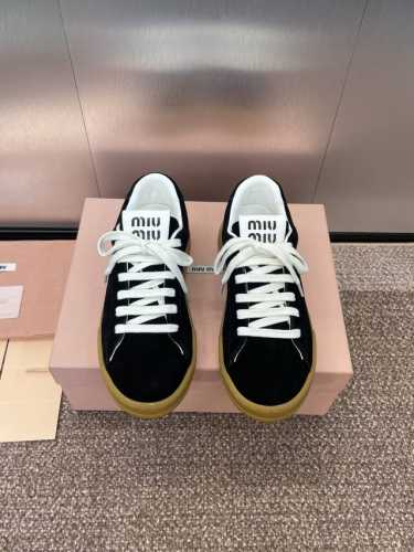 工厂价 Miumiu 2025春夏高定系列走秀新款系带休闲运动小白鞋 缪缪明星同款字母Logo厚底圆头拼色滑板女鞋 材质 鞋面进口小牛皮 进口羊猄皮+水染羊皮内
