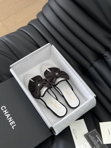 Chanel 新款蝴蝶结拖鞋！ 这一季的蜜儿拖上脚太好看了 上脚巨显细长 灰常滴高级！ 鞋面绸缎 内里羊皮 真皮大底 Size:35-39 其他码数定做