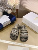 出厂价p 女装女鞋 运动原单 dir最新颜色经典款拖鞋 立体感刺绣设计上迪奥Logo点缀 简单大方 超好看超百搭 上脚非常柔软 颜色清爽 鞋面:进口电绣材料 内