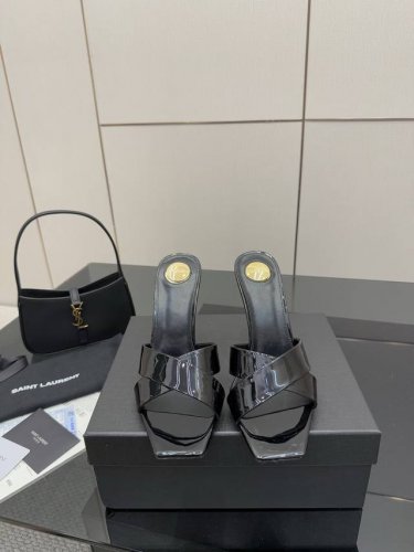 最高版本 *Ysl 经典款高跟凉鞋 唯有Ysl最懂女人心 不接受反驳 超级无敌女人味神器 女人必备 Z品全身定制 自家开模五金鞋跟 完美一致 多对比市面上看图做