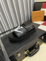 出厂价pp： Lv 男士春夏拖鞋专柜同步 鞋面意大利进口牛皮搭，标志图形高品质工艺，鞋底：原厂特供原版底，独家活动成型底超级舒适，原厂跟单货，高品质，可随意进出