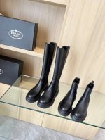 新品普家2024秋冬走秀款靴子 太古汇原版购入爆拆复刻 鞋子上脚很轻便，走路舒适度都很赞 运用三角标设计风格值得拥有 鞋型韵味超赞，非常有特色的设计感 辨识度极