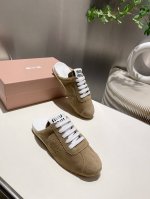 出厂 缪缪Miumiu2025新款 阿甘鞋 德训复古半包拖鞋 简约高级 随意搭配 上脚非常轻便舒适 鞋面原版牛皮 高丝光牛反绒拼接. 内里羊皮 原板大底一比一开