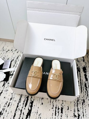 Chanel 香奈儿25 A春夏乐福半拖鞋 经典永不过时 真皮面料+双C扣装饰 意大利真皮底 质感拉满 专柜同款品质 每年必入的经典款 高级感与舒适度并存 万能