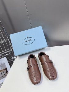 半拖 单鞋 男装10 PRADA普拉达春夏走秀款复古布洛克情侣款半拖单鞋走秀款 复古感时髦满满 随意百搭 时尚休闲 独到味道 人人都爱也轻松驾驭 每年都会爆.足