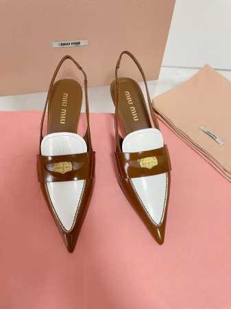 MIU MIU 22春夏 大热走秀款 幸运币系列小猫跟鞋，出现在各大时装杂志封面 各路明星、小红书博主着用拼色搭配幸运金币搭配更显示复古上脚尤为惊艳到你的一款闭 - 点击图像关闭