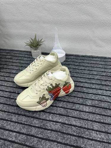 Gucci古驰G家 Rhyton系列 最新版面 双G 老爹鞋 情侣款 厚底 休闲 运动鞋 原版购入开发 做货 这款Rhyton系列运动鞋采用象牙白色皮革搭配复