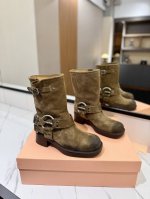 Miu Miu 2024 官网同步中靴 走秀款马丁骑士靴 秋冬最美战靴鞋头大大翘翘是精髓。 妥妥断货节奏每一双都是独一无二不对寸的拉丝做旧复古效果 ，酷飒酷飒
