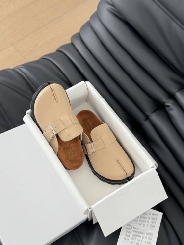 maisonmargiela 马吉拉 Mm6 勃肯拖鞋 勃肯拖新款来袭！太香了，靓丽多彩少女感扑面而来！ 不容错过的时尚单品 简单又有格调的美 跑量扛把子，分趾