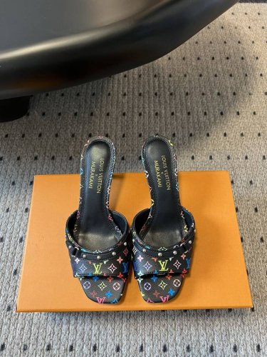 顶级版本 Louisvuitton 25Ss春夏新款 黑白三彩猫跟平底凉拖 很难不怀疑是不是借鉴了唐朝的唐三彩作为基础 创新成Lv经典标志Logo 采用彩色以及