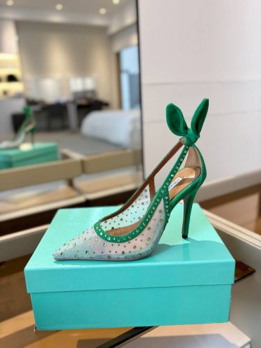 价格p： Aquazzura 菠萝 2025 春夏新品高跟凉鞋。满满的钻，超闪 精致女人必备款太性感了吧！超级显气质的一款。 松紧套脚高跟，简洁别致造型，高挑的