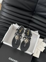 高版本Chanel 经典一字带凉鞋 每年春夏的爆款，不断增加新色。意大利进口小羊皮，原版五金扣，羊皮垫脚，皮革大底！ Size:35-39 34.40.41定