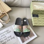 出厂： Gucci 古驰2025顶级专柜 初夏情侣新款 官网上新 独家首发 Gucci 古驰 25S 初夏情侣拖 古驰拖鞋 古驰情侣穿搭 Gucci拖鞋 Guc