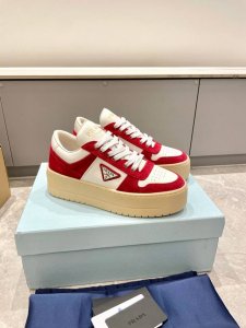 Prada 25年普拉达新款厚底鞋 好穿、百搭没得话说 鞋面甄选进口牛皮材质，内里羊皮！小个子的福音增高5cm、非常的轻和舒适 视觉感拉满上脚秒变长腿的节奏 一