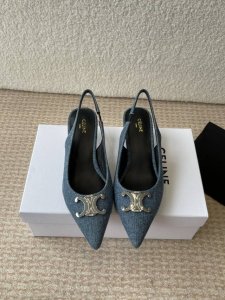 celine 思琳 2025Ss新款凯旋门尖头平底 细跟凉鞋 性感气质尖头 凉鞋干净利落 超显腿细，无论是单穿还是搭配阔腿裤，高街又复古 一起来做Celine女