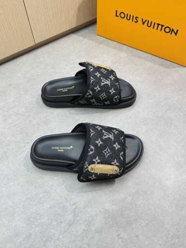 louis Vuitton 路易威登 -高端品质 原单休闲凉拖鞋 -鞋面：品牌图腾布匹、空压品牌Logo、车包边工艺、魔术贴 -内里：环保皮 -大底：超轻Tpu
