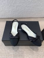 Chanel 小香 25ss早春新品 缎面蝴蝶结凉鞋系列法式风情 真是美到心尖尖上啦！ 优雅又浪漫的仙女应该就是这样吧极简的配色加上绸缎蝴蝶结深入人心 无论搭配