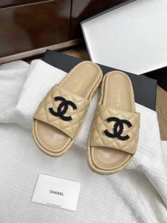 Chanel2025新款双C厚底菱格拖鞋 时尚界永恒的经典。标志性双C 与蝴蝶结元素，是奢华与优雅的象征，一眼便心动。多样色彩与材质，适配不同穿搭场景，无论是休 - 点击图像关闭