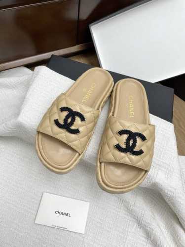 Chanel2025新款双C厚底菱格拖鞋 时尚界永恒的经典。标志性双C 与蝴蝶结元素，是奢华与优雅的象征，一眼便心动。多样色彩与材质，适配不同穿搭场景，无论是休